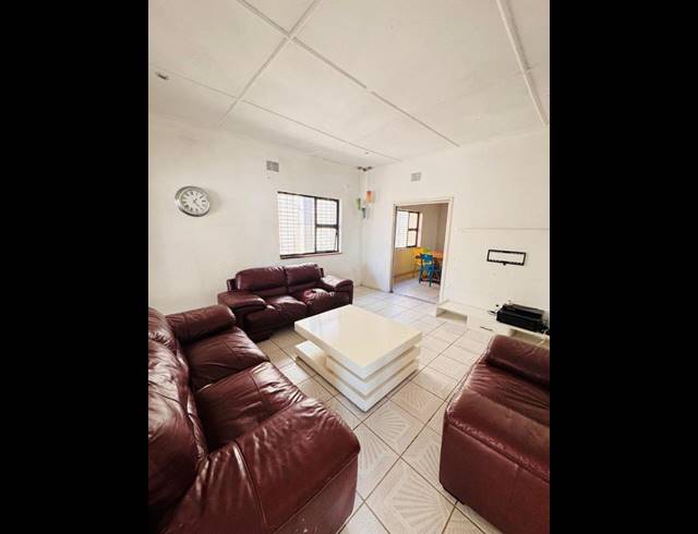 6 BEDROOM HOUSE FOR SALE IN SUNNYRIDGE